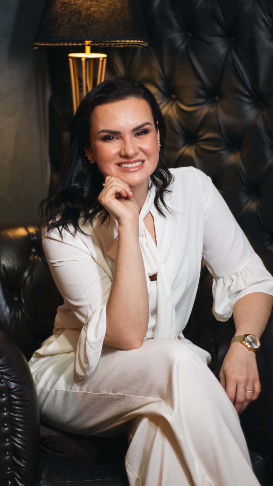 Dra. Verônica Gutierres em seu consultório